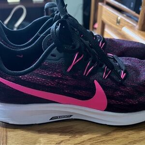 Women’s Nikes size 8